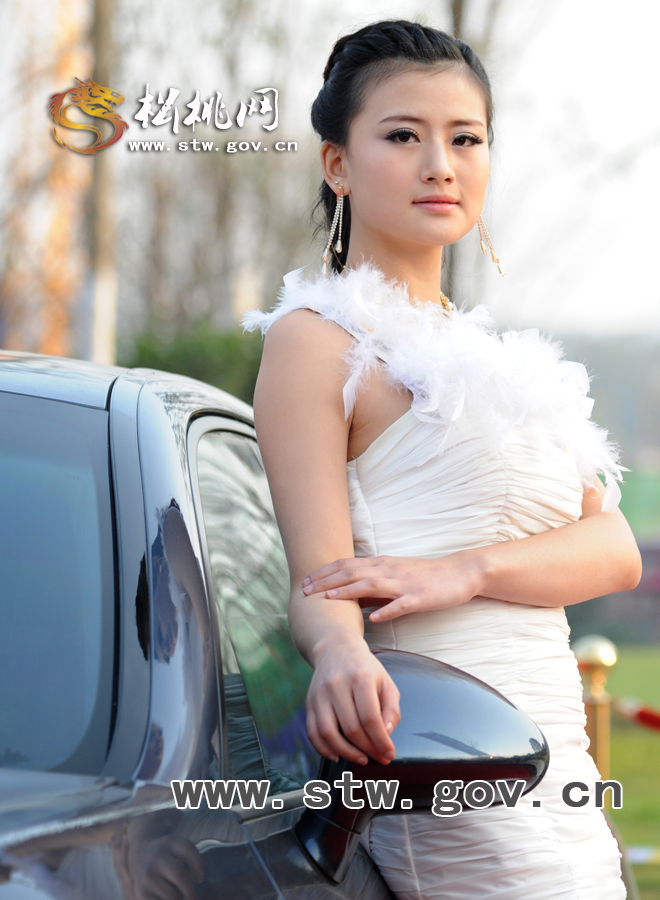 美模現(xiàn)身“松江•希望城豪車名模展”