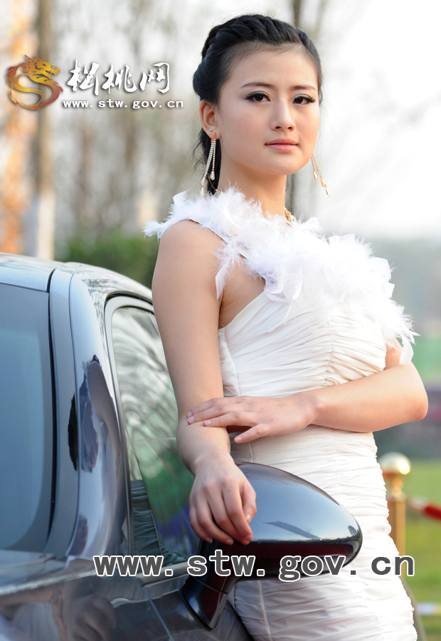 美模現(xiàn)身“松江•希望城豪車名模展”