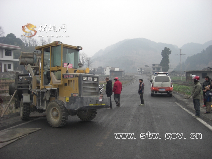 一攪拌機(jī)掉下路肩  松桃路政積極救助