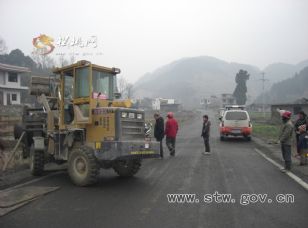 一攪拌機(jī)掉下路肩  松桃路政積極救助