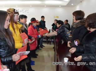 松桃婦聯(lián)舉行貧困母親“兩癌”救助金發(fā)放儀式