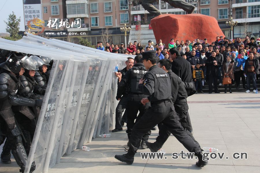 松桃公安特（巡）警：“走出去、請(qǐng)進(jìn)來” 零距離感受警營(yíng)文化