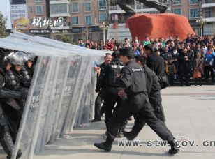 松桃公安特（巡）警：“走出去、請(qǐng)進(jìn)來(lái)” 零距離感受警營(yíng)文化