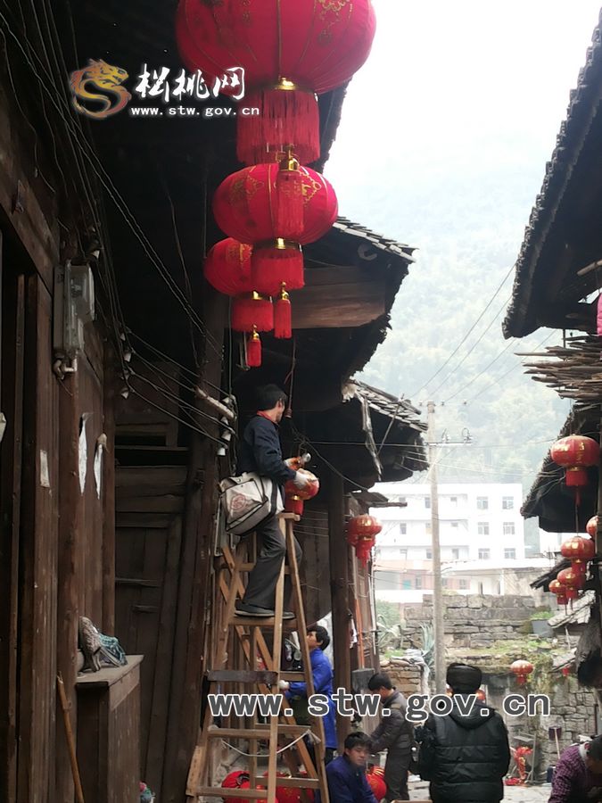 古鎮(zhèn)居民喜掛燈籠迎新春