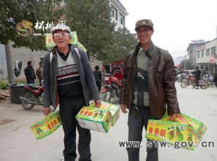 沙壩河鄉(xiāng)春節(jié)前夕集市喜氣祥和