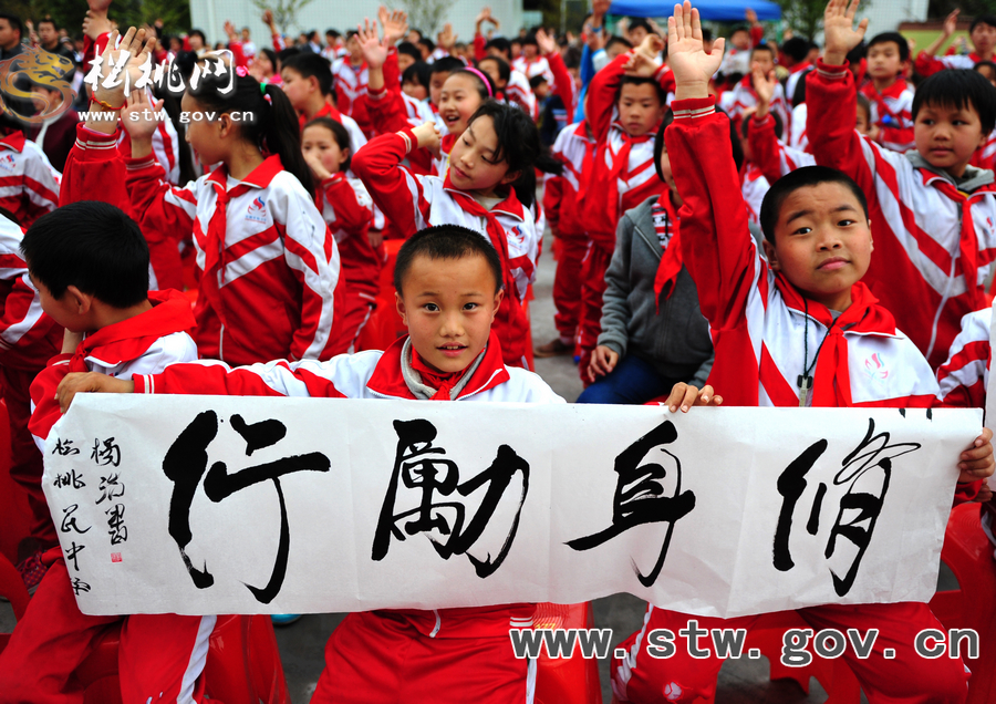 銅仁市“明禮知恥•崇德向善”進(jìn)校園啟動(dòng)儀式在松桃舉行