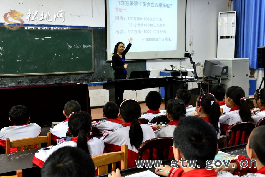 縣一完小舉行“青年教師課堂大練兵活動”