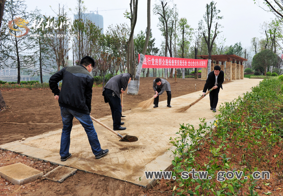 松桃千名干部職工義務(wù)清掃活動花絮