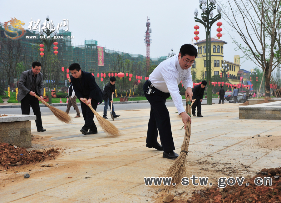 松桃千名干部職工義務(wù)清掃活動(dòng)花絮