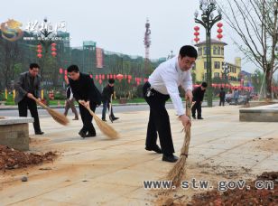 松桃千名干部職工義務(wù)清掃活動(dòng)花絮