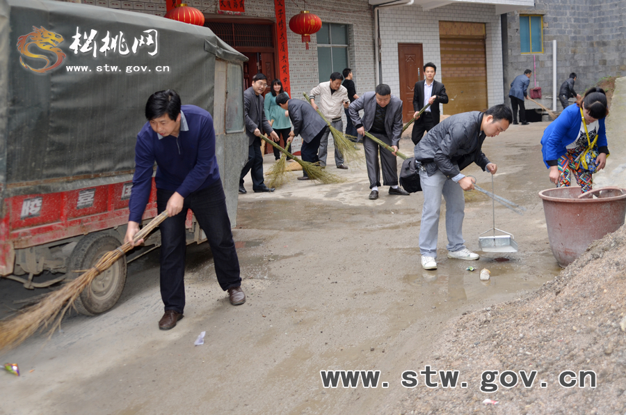 松桃千名干部職工義務(wù)清掃活動花絮
