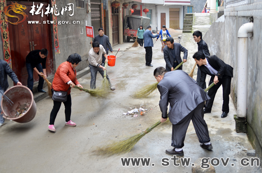 松桃千名干部職工義務(wù)清掃活動(dòng)花絮