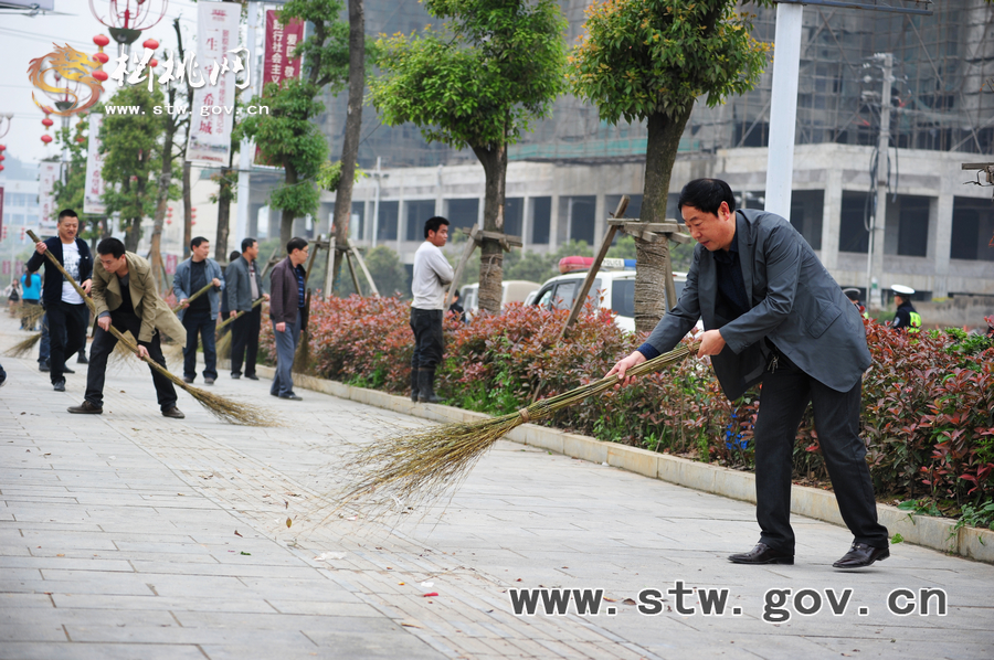 松桃千名干部職工義務(wù)清掃活動花絮
