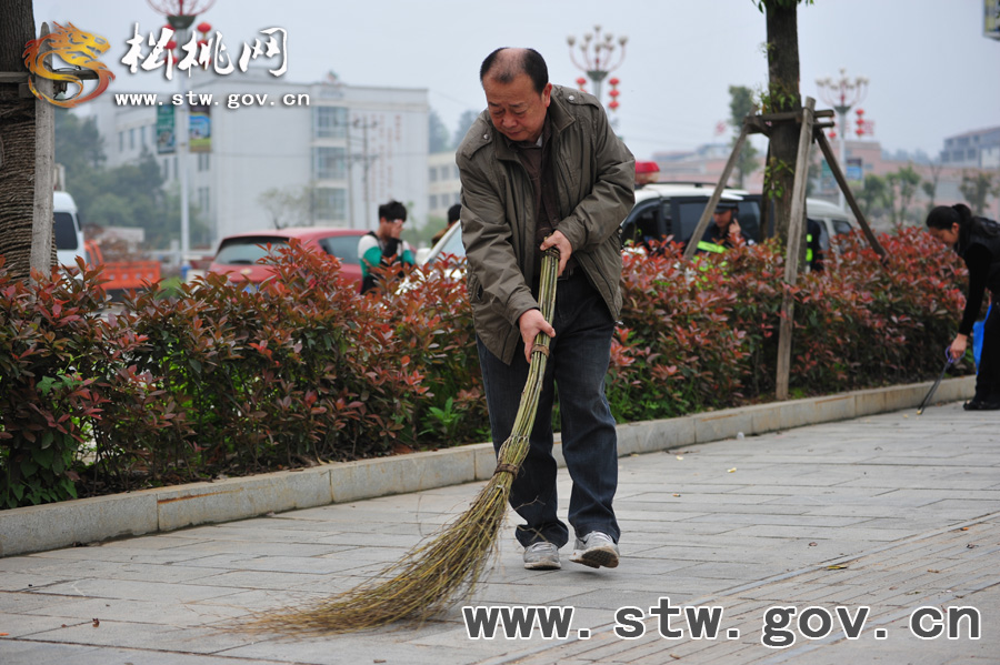 松桃千名干部職工義務(wù)清掃活動花絮