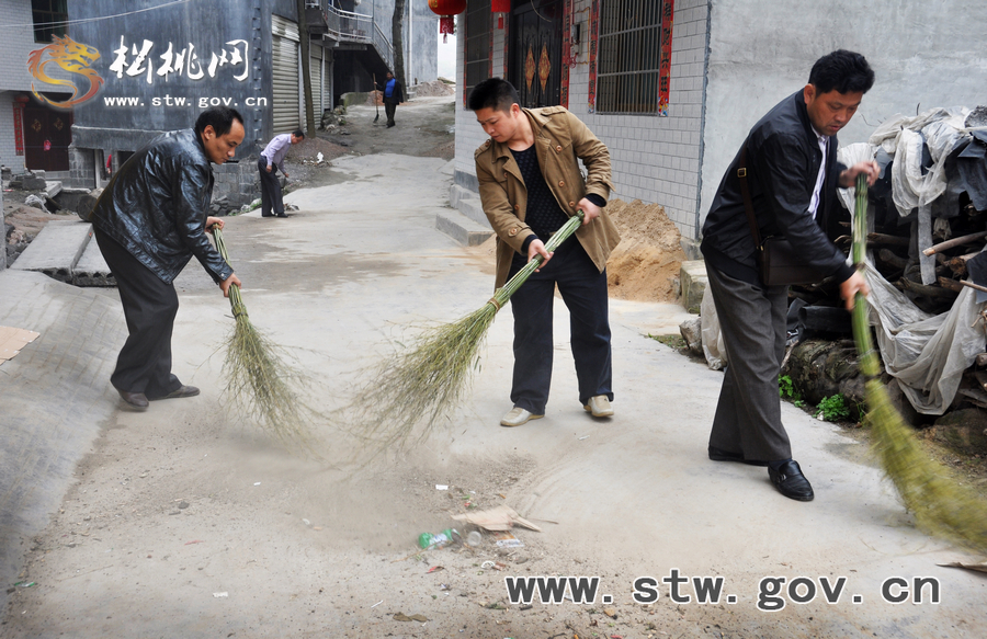 松桃千名干部職工義務(wù)清掃活動(dòng)花絮