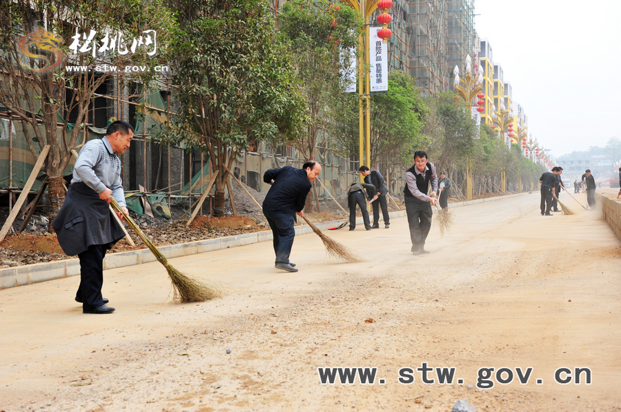 松桃千名干部職工義務(wù)清掃活動(dòng)花絮