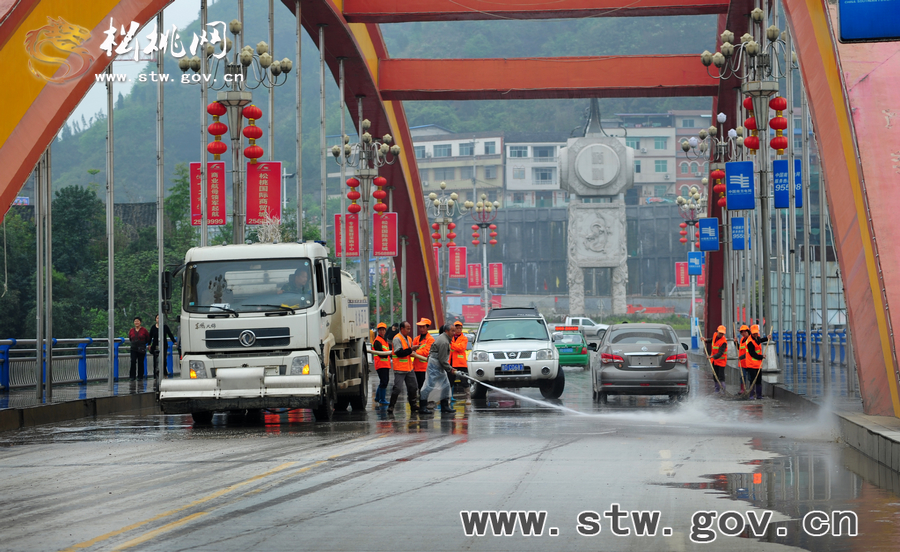 松桃千名干部職工義務(wù)清掃活動花絮