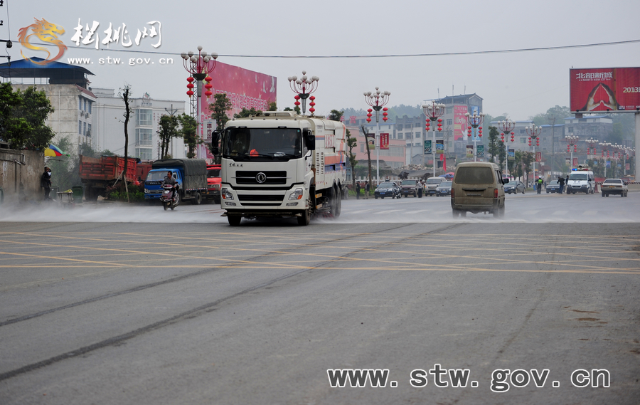 松桃千名干部職工義務(wù)清掃活動(dòng)花絮