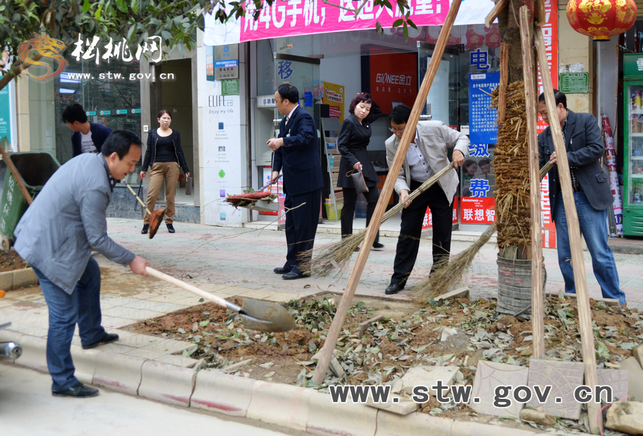 松桃千名干部職工義務(wù)清掃活動(dòng)花絮