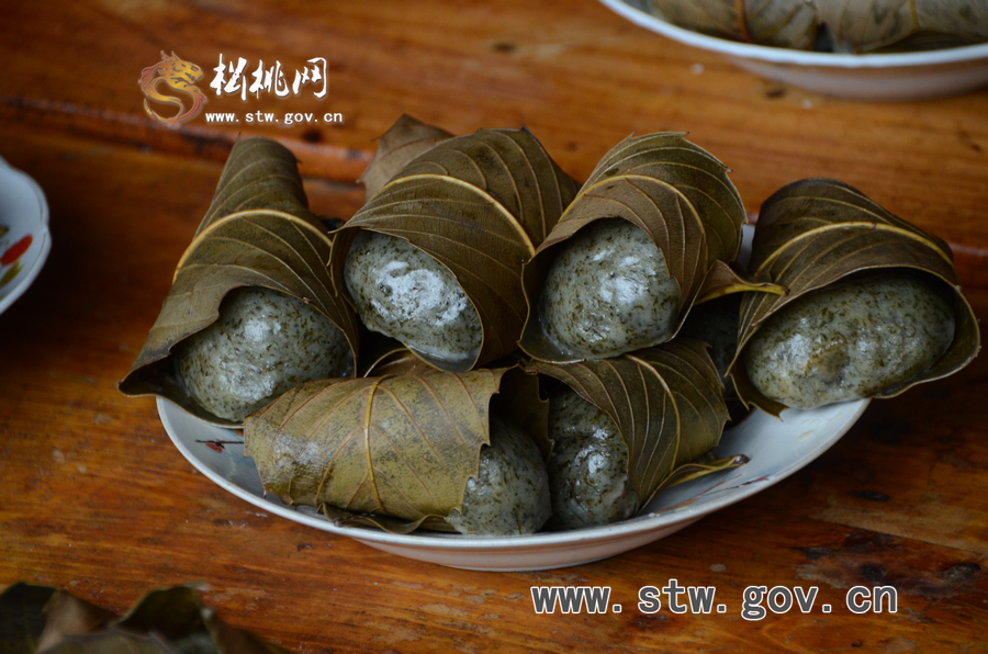 松桃網(wǎng)站走基層挖掘松桃美食文化之清明粑（花絮）
