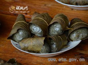 松桃網(wǎng)站走基層挖掘松桃美食文化之清明粑（花絮）