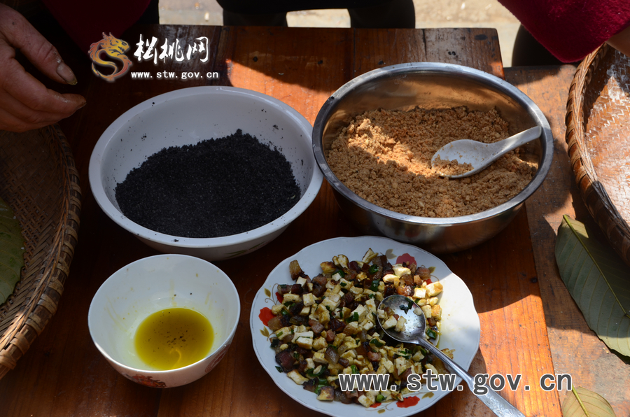 松桃網(wǎng)站走基層挖掘松桃美食文化之清明粑（花絮）