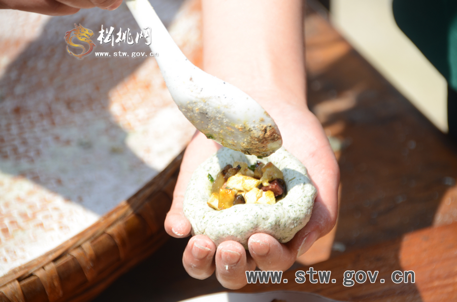 松桃網(wǎng)站走基層挖掘松桃美食文化之清明粑（花絮）