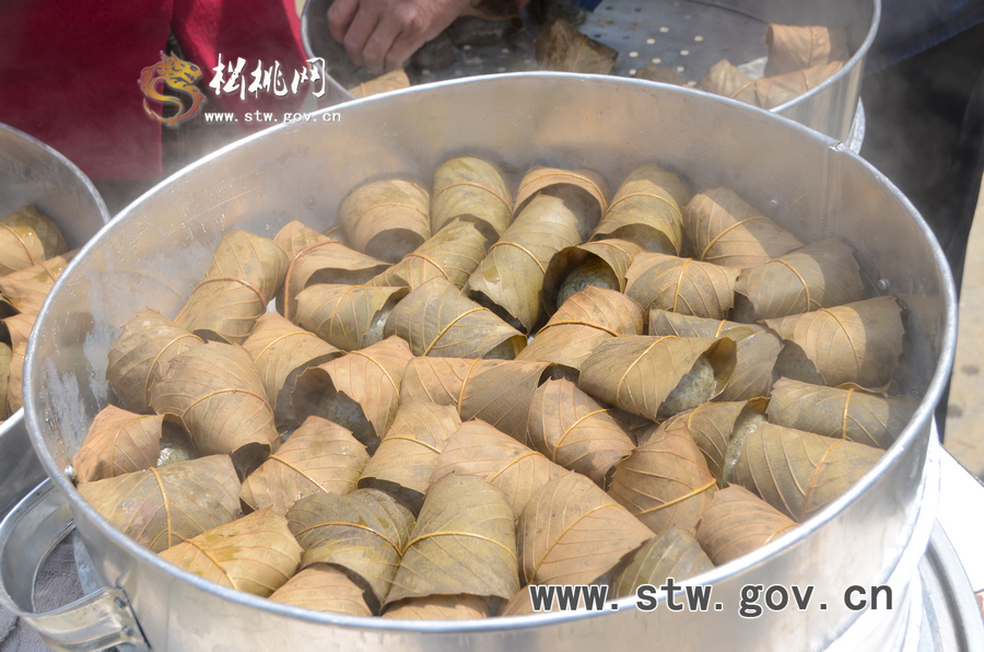 松桃網(wǎng)站走基層挖掘松桃美食文化之清明粑（花絮）