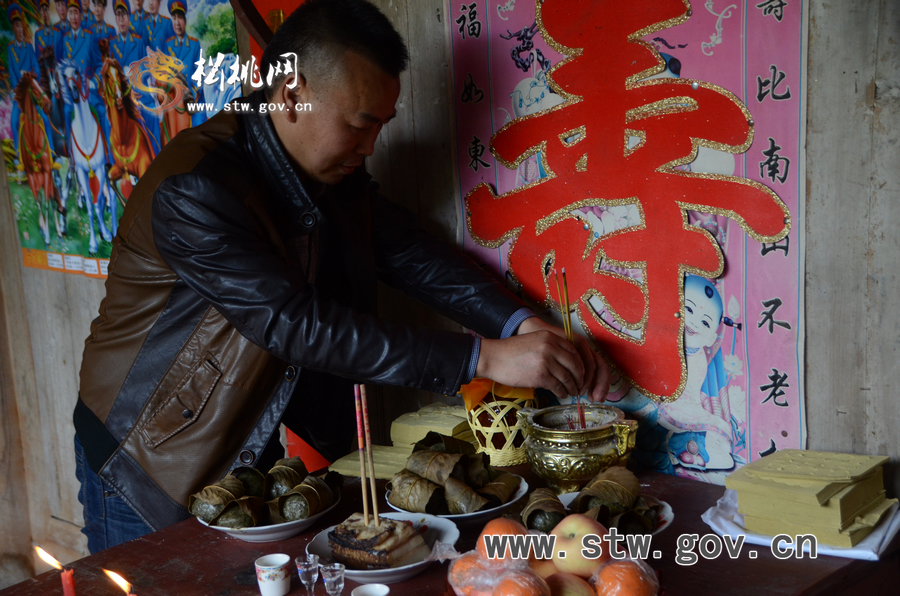 松桃網(wǎng)站走基層挖掘松桃美食文化之清明粑（花絮）