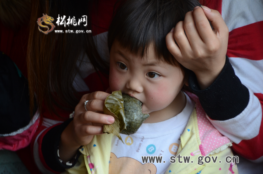 松桃網(wǎng)站走基層挖掘松桃美食文化之清明粑（花絮）