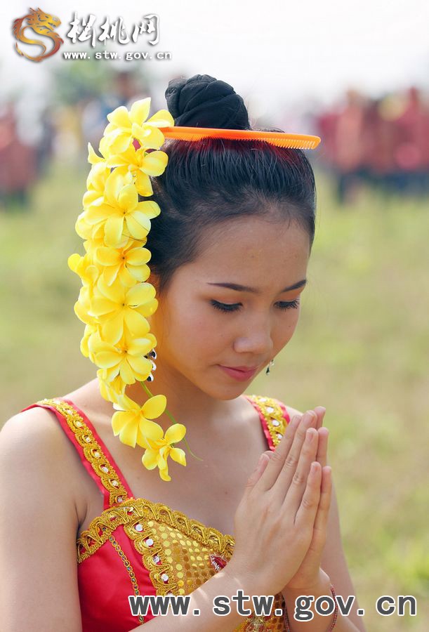 數(shù)萬(wàn)人共慶云南西雙版納潑水節(jié)