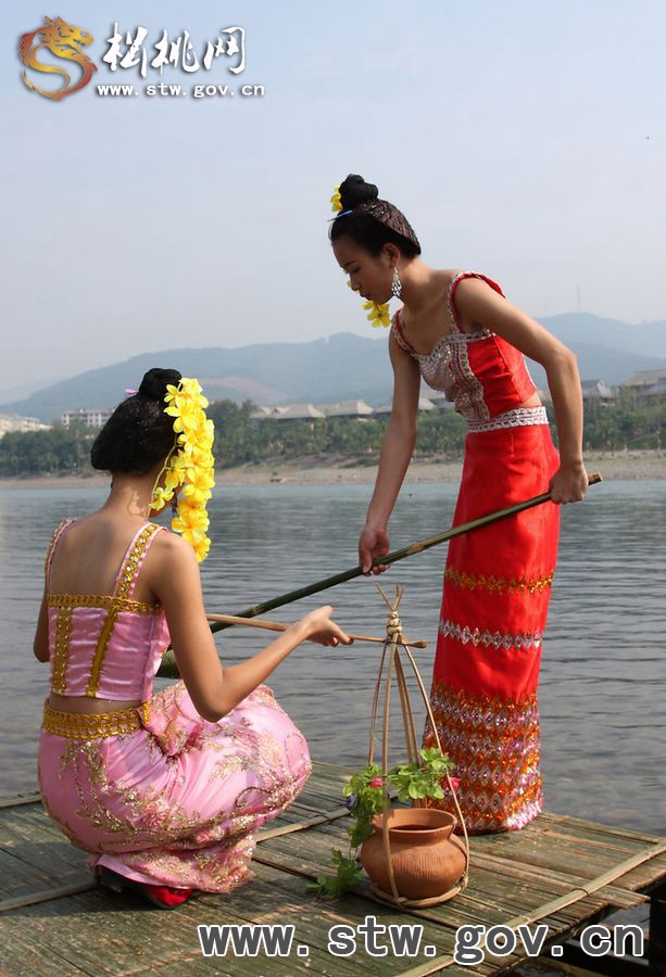 數(shù)萬人共慶云南西雙版納潑水節(jié)