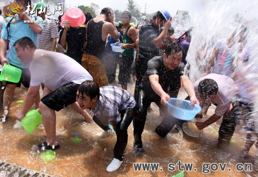 數(shù)萬(wàn)人共慶云南西雙版納潑水節(jié)