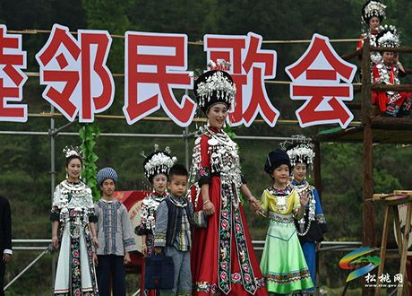 黔湘苗族同胞歡慶四月八
