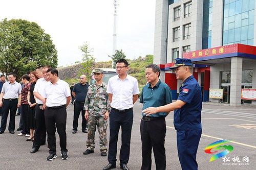龍群躍率縣慰問(wèn)團(tuán)走訪慰問(wèn)駐松部隊(duì)官兵