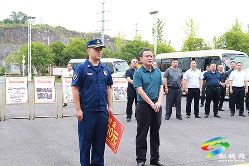 龍群躍率縣慰問(wèn)團(tuán)走訪慰問(wèn)駐松部隊(duì)官兵