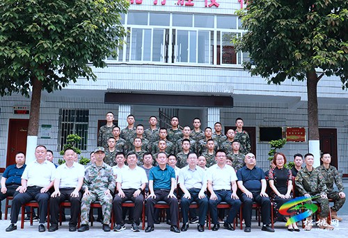 龍群躍率縣慰問(wèn)團(tuán)走訪慰問(wèn)駐松部隊(duì)官兵