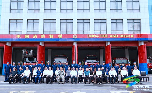 龍群躍率縣慰問(wèn)團(tuán)走訪慰問(wèn)駐松部隊(duì)官兵