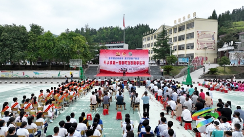 平頭鎮(zhèn)舉行第一屆春暉勵志助學(xué)金發(fā)放儀式
