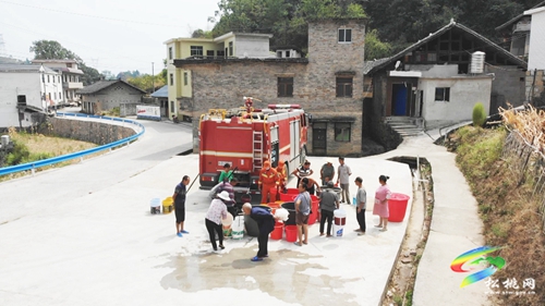 送水3477.5噸 松桃消防全力抗旱解民憂