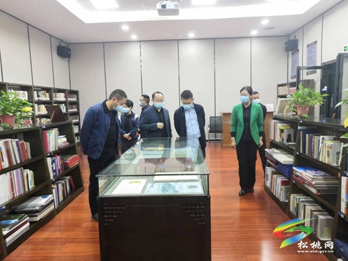 何彬率隊(duì)赴印江縣考察學(xué)習(xí)城市公共閱讀空間建設(shè)工作