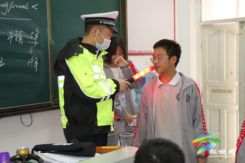 松桃交警大隊(duì)開展交通安全知識進(jìn)校園活動