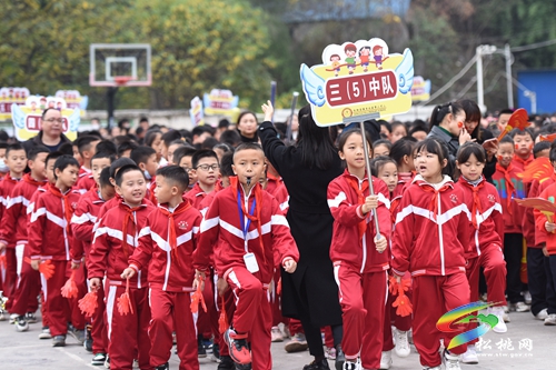 超燃！松桃二完小學(xué)生在陽(yáng)光體育藝術(shù)節(jié)上高舉國(guó)旗穿越人群