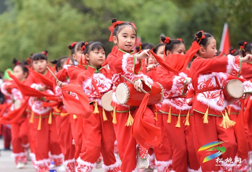 超燃！松桃二完小學(xué)生在陽(yáng)光體育藝術(shù)節(jié)上高舉國(guó)旗穿越人群