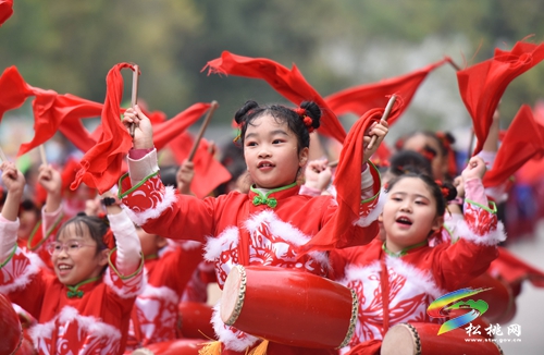 超燃！松桃二完小學(xué)生在陽(yáng)光體育藝術(shù)節(jié)上高舉國(guó)旗穿越人群