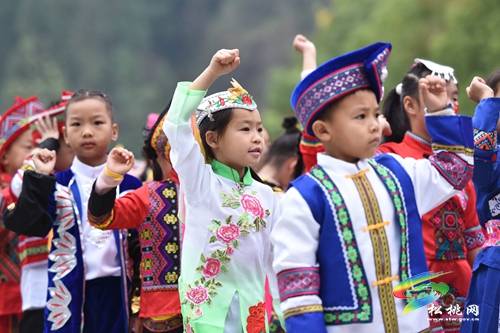 超燃！松桃二完小學(xué)生在陽(yáng)光體育藝術(shù)節(jié)上高舉國(guó)旗穿越人群