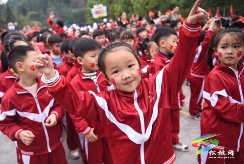 超燃！松桃二完小學(xué)生在陽(yáng)光體育藝術(shù)節(jié)上高舉國(guó)旗穿越人群