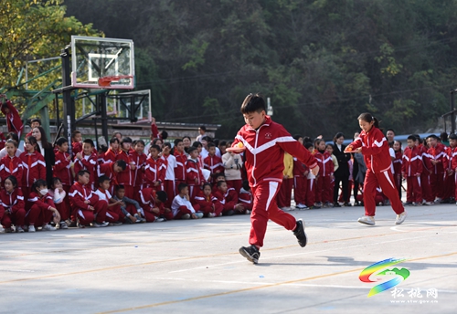 超燃！松桃二完小學(xué)生在陽(yáng)光體育藝術(shù)節(jié)上高舉國(guó)旗穿越人群