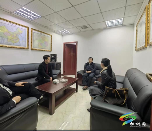 湖南鳳凰鑫暉薯業(yè)有限責(zé)任公司來(lái)松桃投資考察