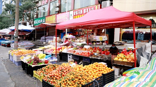 黔東農(nóng)貿(mào)市場(chǎng)恢復(fù)營(yíng)業(yè)  保障市民物資供應(yīng)